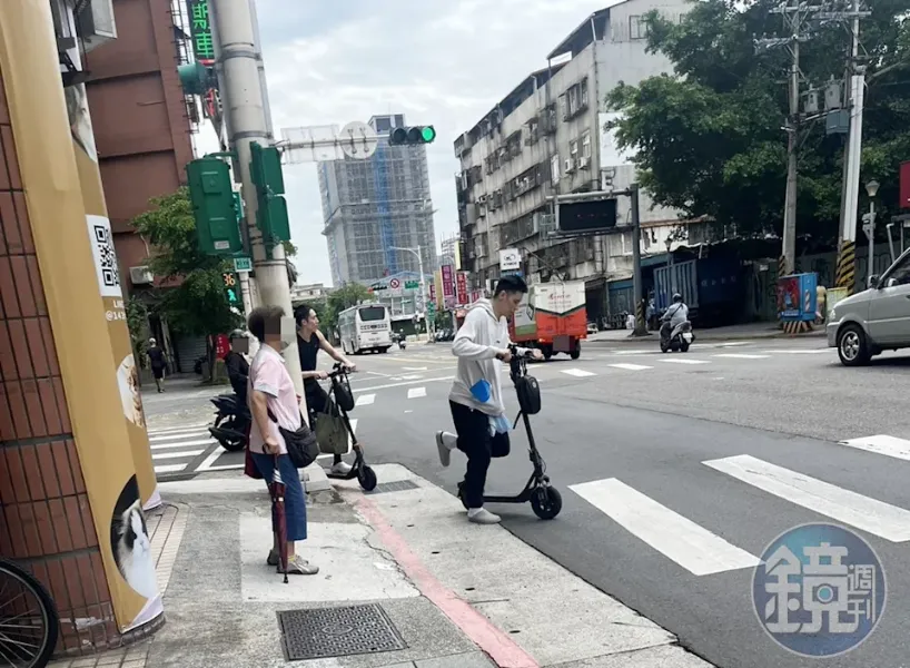 林書豪兄弟一同騎著電動滑板車闖紅燈遭到行人拍照 / 照片取自鏡週刊
