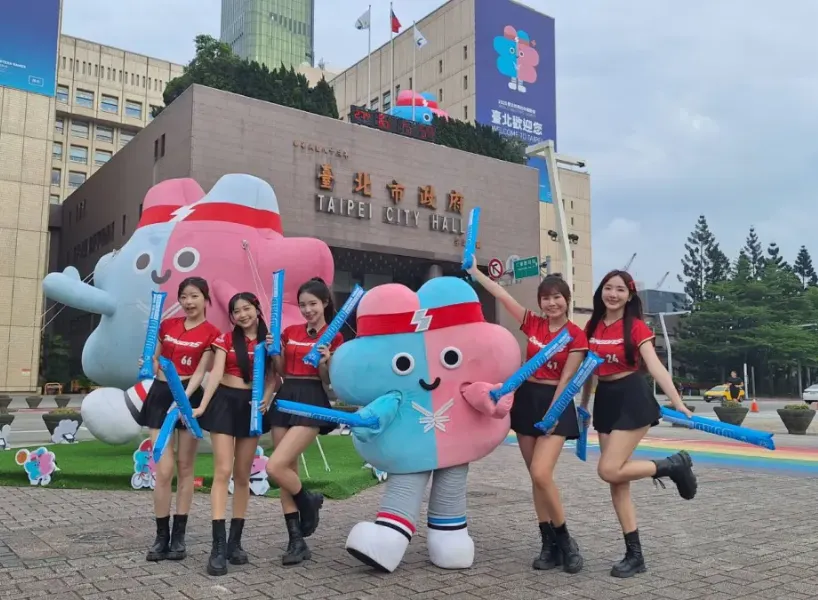 吉祥物「壯寶」和人氣啦啦隊李多慧等成員一起跳主題曲。圖/取自北市觀傳局