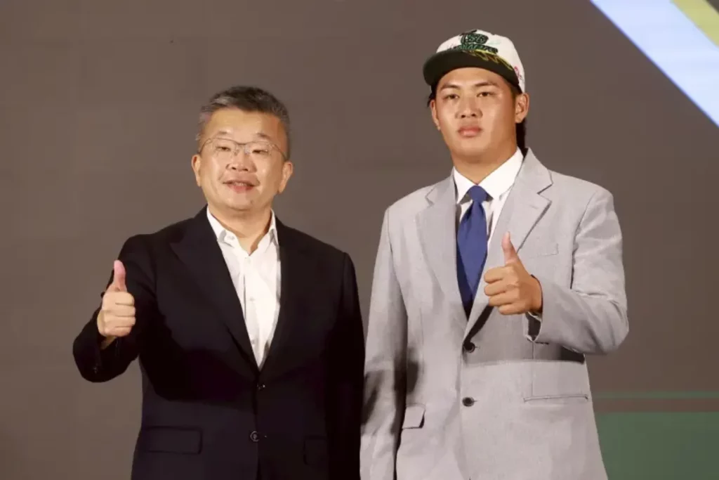 ▲韋宏亮(右)在2025年中職選秀中獲台鋼雄鷹以第一輪首位指名,榮登選秀狀元。